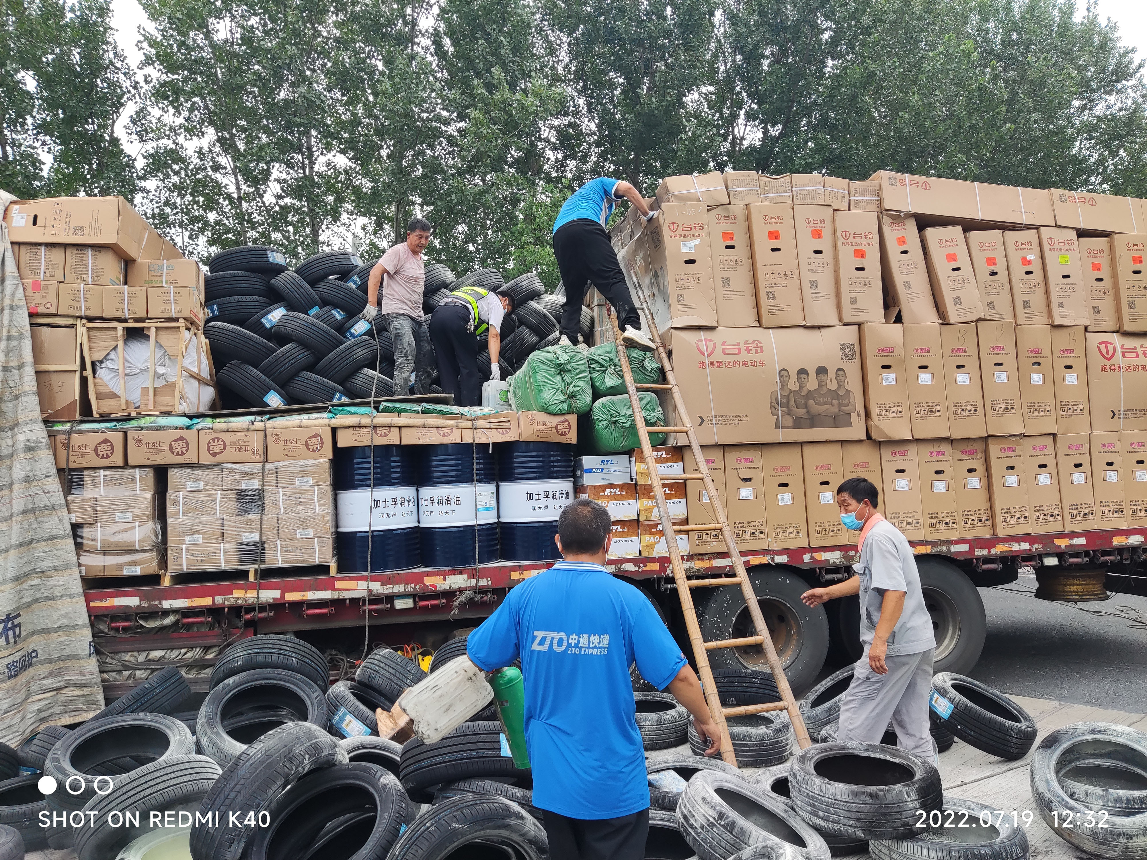 7月19日扶溝服務(wù)區(qū)貨車(chē)自燃起火緊急救助獲贊譽(yù) 周杰 攝 (2).jpg
